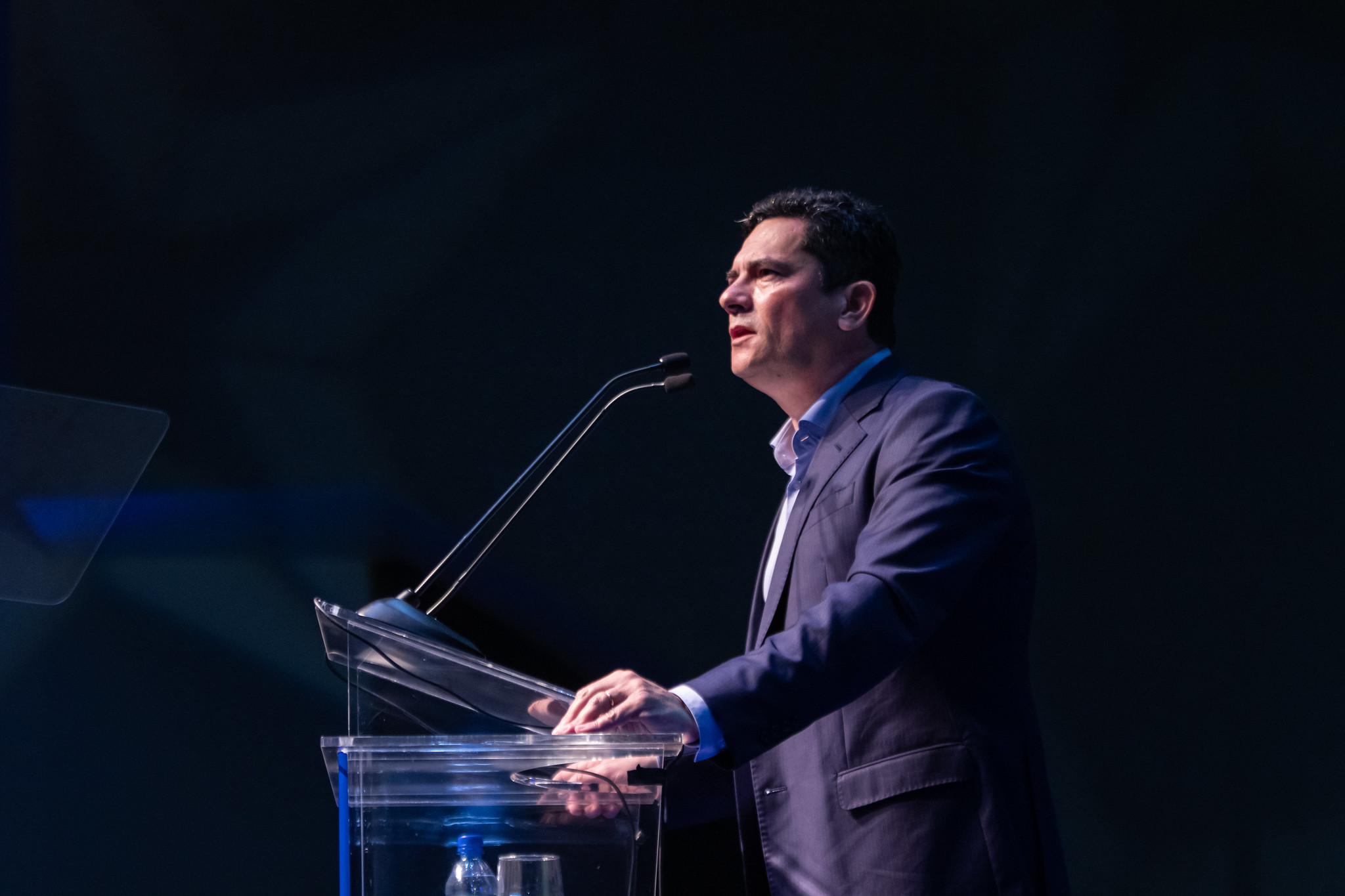 Sergio Moro discursa na filiação ao Podemos: imagem sisuda adquirida nos tempos de juiz não atrai o eleitor