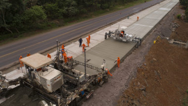 Na mira da PF, obra de duplicação na BR-163 era esperada para o final de 2017 Consórcio encabeçado pela Construtora Sanches Tripoloni deveria ter entregue a duplicação de trecho da BR-163 no final de 2017, mas aditivos prorrogaram o prazo de execução da obra