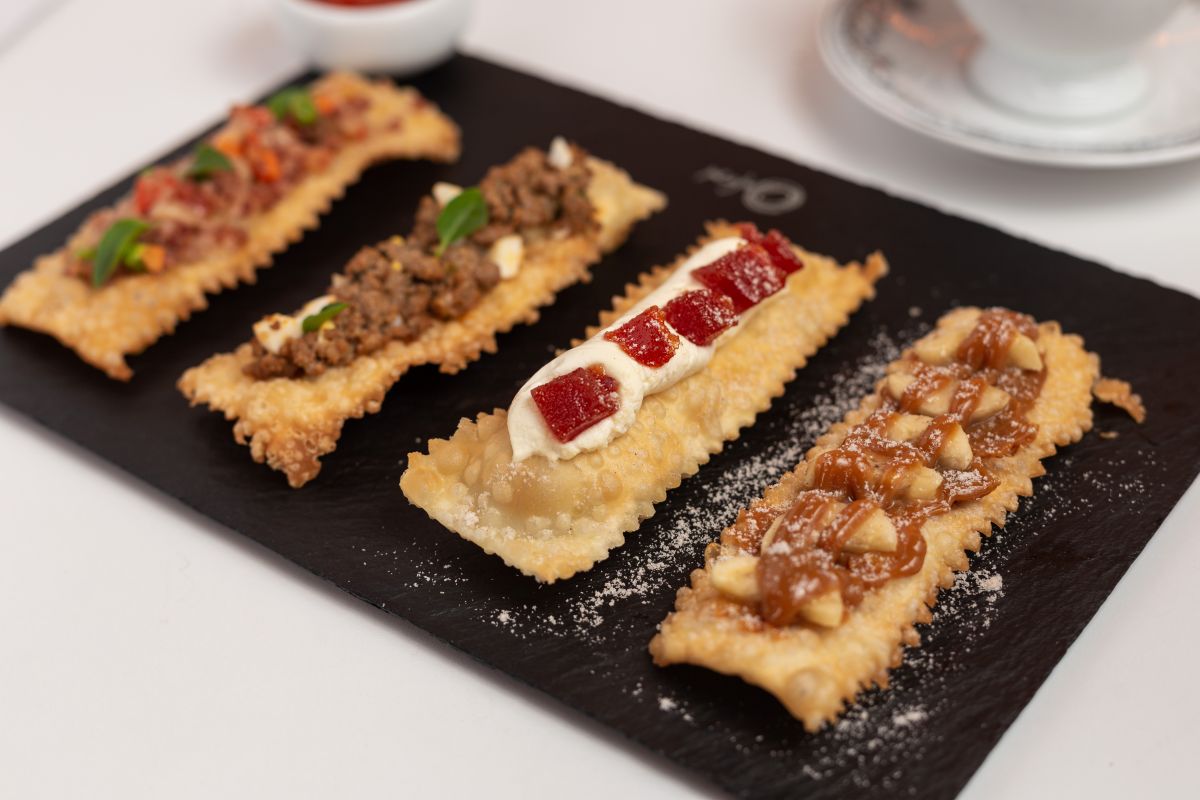 O tradicional pastel de feira da Pastenina tem uma cara nova, e há opções como os servidos abertos com o recheio à escolha do cliente.