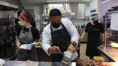 Agora, aos sábados, Nomade tem cardápio para ser compartilhado Chef Luan Honorato na premiada cozinha do Restaurante Nomade. Agora, aos sábados, ele e equipe têm três opções de cardápios especiais.