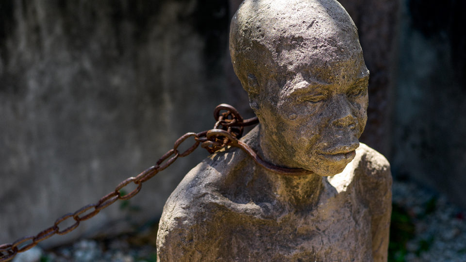 A escravidão é multifacetada e uma inimiga a ser vencida Monumento em memória dos escravos em Zanzibar, Tanzânia.