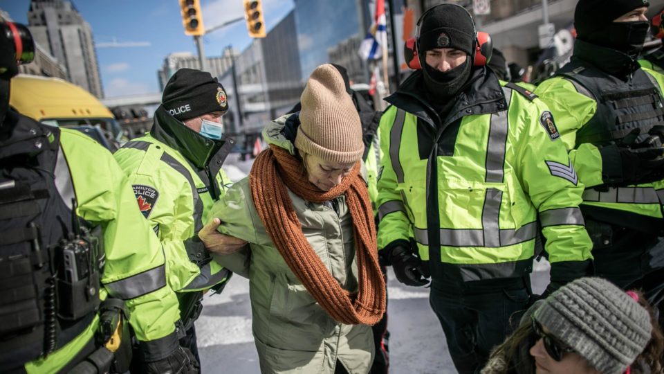 Para liberar capital, polícia canadense usa spray de pimenta e granadas de efeito moral Ação policial na capital do Canadá tem o objetivo de dispersar protesto iniciado há três semanas por caminhoneiros e outros manifestantes contrários aos passaportes vacinais