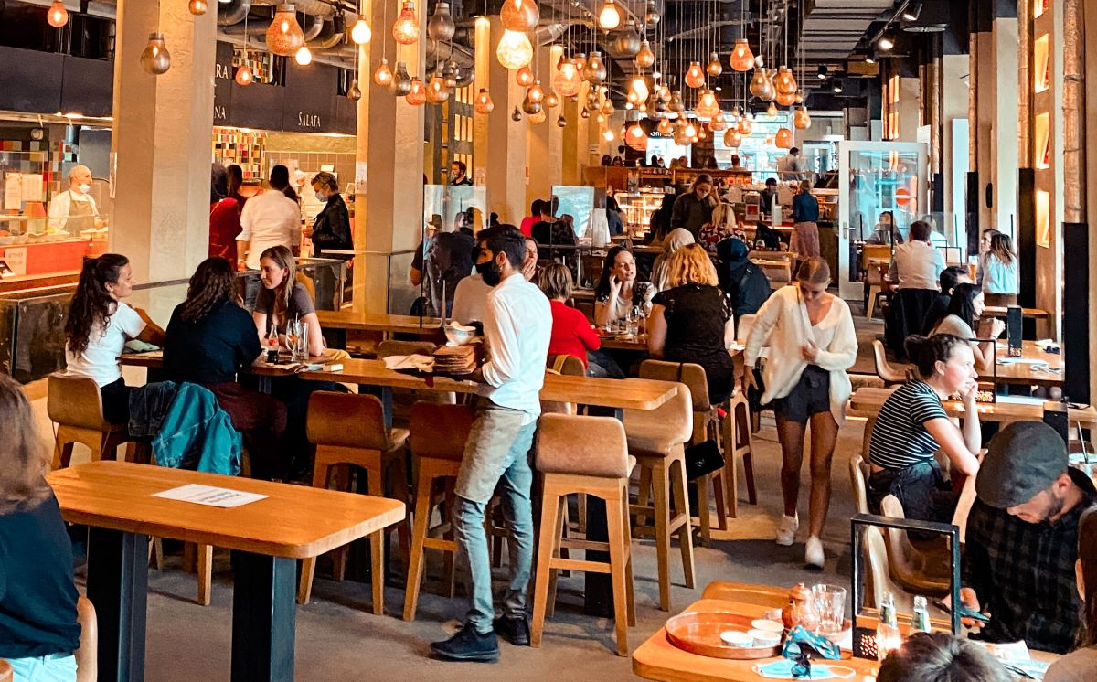 Pesquisa revela que o movimento voltou a crescer em dezembro, com uma alta de 22,8% nas vendas dos restaurantes paranaenses.