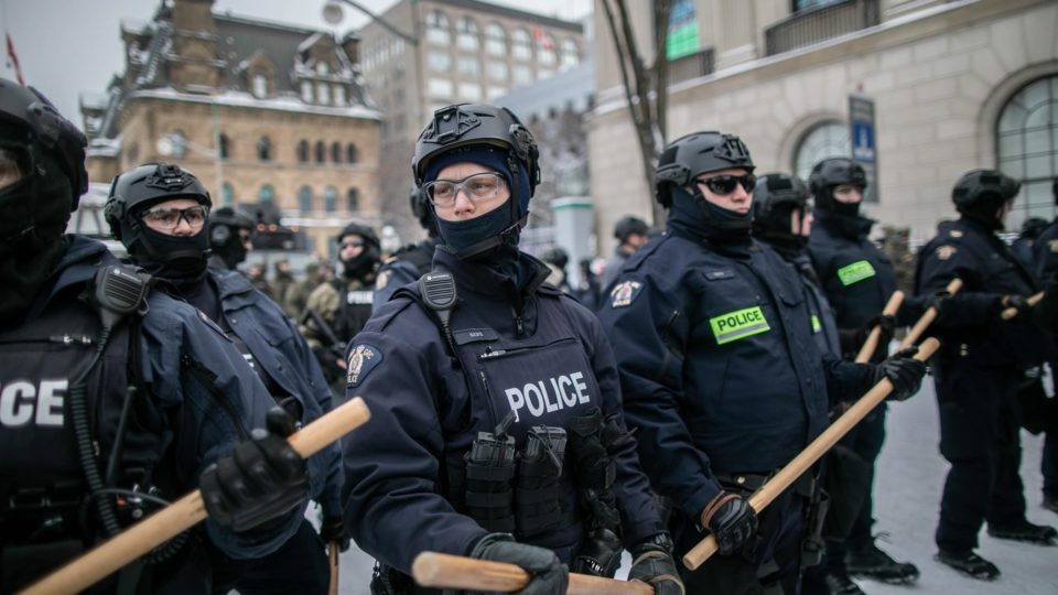 Após operação policial em Ottawa, Trudeau defende continuidade do estado de emergência No fim de semana, policiais prenderam 191 pessoas e rebocaram 79 veículos na capital canadense