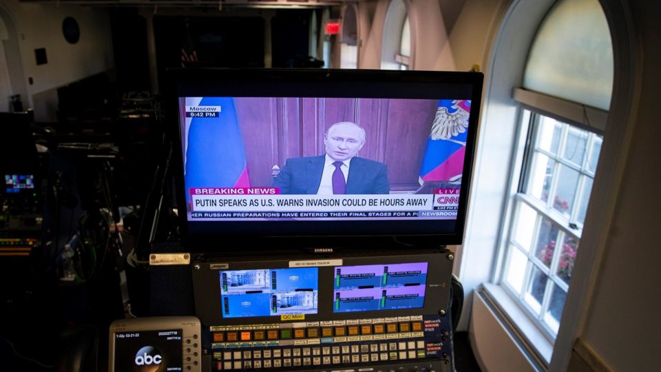 Início da invasão? Putin vai enviar tropas de “manutenção da paz” para a Ucrânia Pronunciamento em que Putin reconheceu independência de repúblicas separatistas na Ucrânia é transmitido na Casa Branca