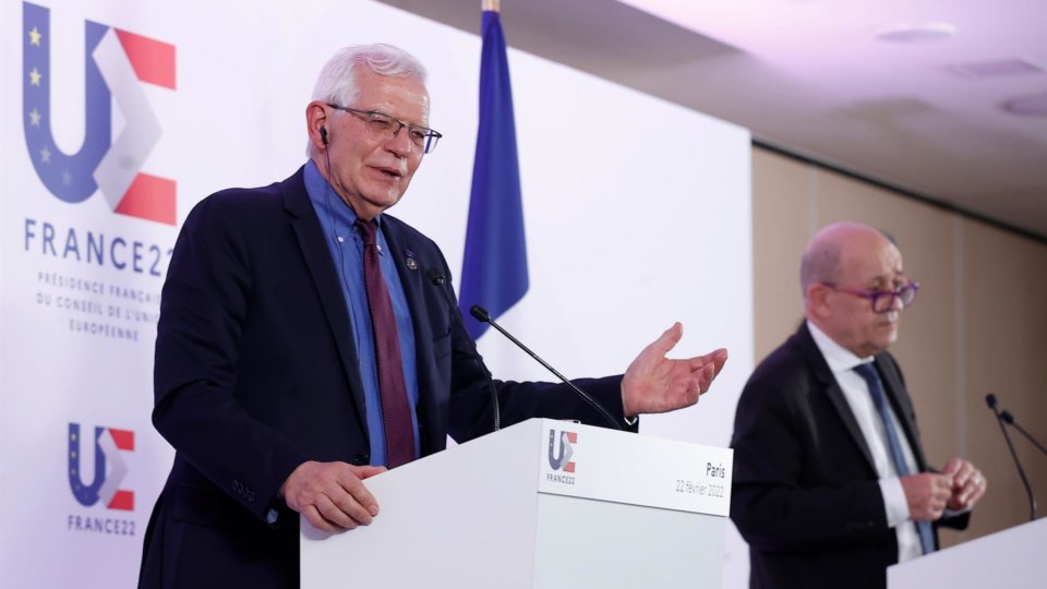 Ministros da UE entram em acordo por primeiro pacote de sanções contra a Rússia Josep Borrell, alto representante da UE para os Negócios Estrangeiros e a Política de Segurança (à esquerda), disse que Putin não está entre os sancionados