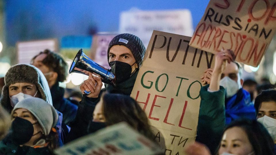 O discurso mais perigoso do pós-Guerra Fria Manifestação de apoio à Ucrânia diante da embaixada da Rússia em Berlim.