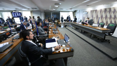 Sem acordo entre senadores, votação da reforma tributária é adiada por falta de quórum Leitura do relatório da PEC 110 ocorreu nesta quarta-feira (23) na CCJ do Senado
