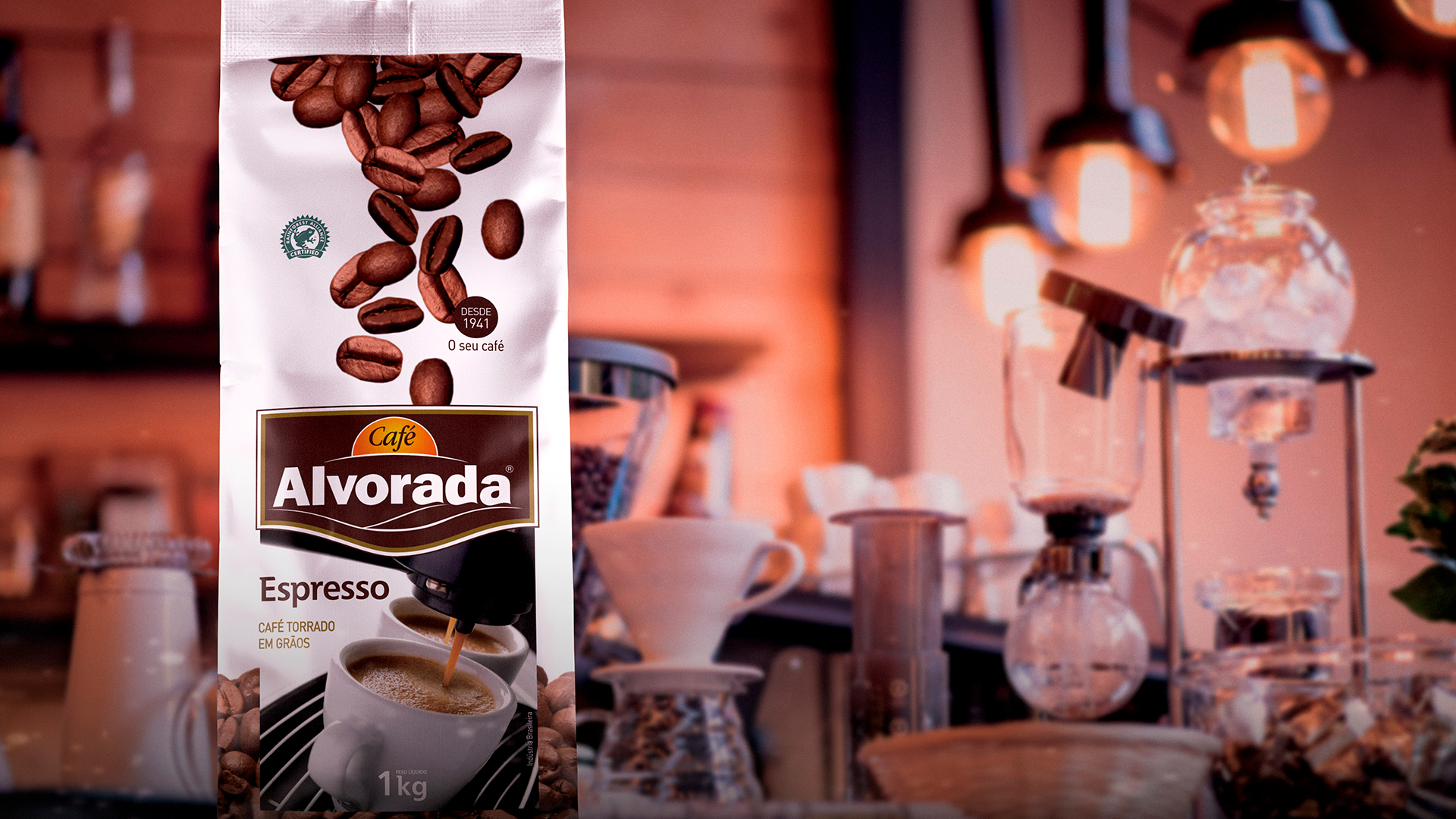 Com sabor inconfundível e produzido por uma marca com mais de 80 anos de mercado, Café Espresso Alvorada é rápido de ser preparado.