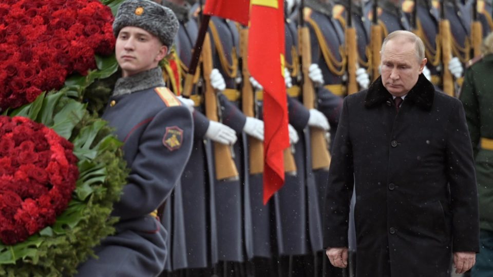 Por que as sanções do Ocidente podem não ser suficientes para parar a Rússia O presidente russo, Vladimir Putin, em cerimônia no Túmulo do Soldado Desconhecido, em Moscou, nesta quarta-feira