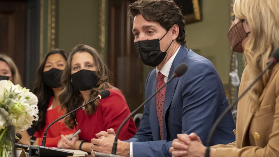 Canadá suspende Lei de Emergências após fim de protestos contra passaportes vacinais Invocação de poderes especiais permitiu que o governo de Trudeau bloqueasse contas bancárias de manifestantes e proibisse ocupações como a de Ottawa
