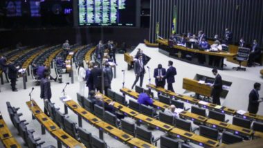 Câmara aprova MP que define salário mínimo em R$ 1.212 Deputados na sessão de 23 de fevereiro, dia em que foi votado o projeto sobre jogos de azar