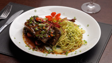 Vem aí! Nova edição do Festival Bom Gourmet começa no próximo dia 11, com mais de 70 restaurantes participantes Paleta de cordeiro uruguaio desossada, acompanhada de tagliatelle na manteiga e sálvia, do Street 444 Batel. Foto: Fernando Zequinão/Gazeta do Povo
