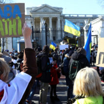 Manifestantes demonstram apoio à Ucrânia em frente à embaixada da Rússia em Varsóvia, na Polônia: conflito deve afetar a economia mundial, e no Brasil o primeiro efeito provavelmente se dará sobre a inflação. Imagem referente a matéria