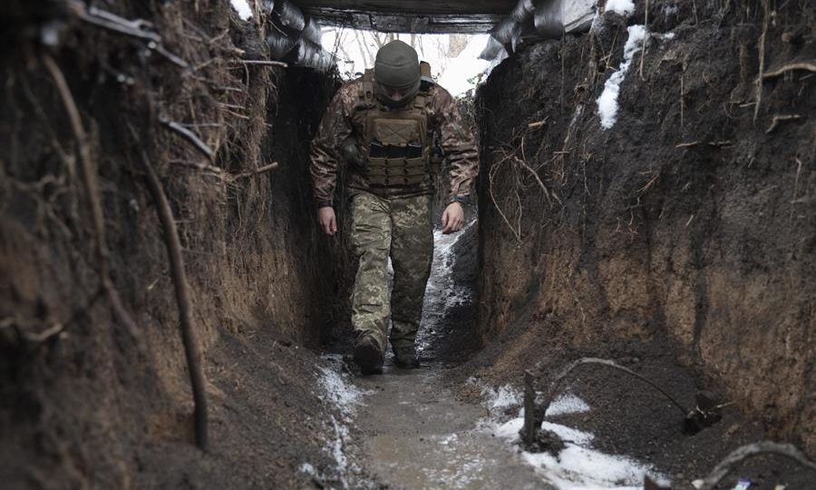 Soldado ucraniano patrulha na linha de frente, não muito longe da cidade de Donetsk