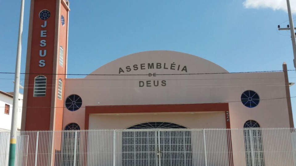 Militante do PT vandaliza igreja evangélica no interior do Ceará; partido suspende filiação