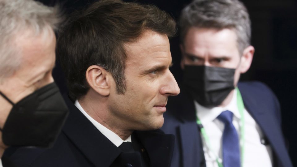 Em conversa por telefone, Macron exige que Putin cesse agressão; UE define sanções Macron lembrou a Putin que seu país está exposto “a sanções massivas” pela ofensiva militar na Ucrânia
