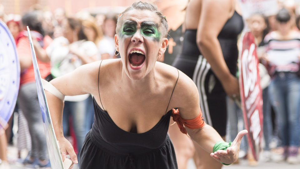 Manifestante abortista numa cena de “Socialismo Progressista”, a nova produção de K. Piroto.