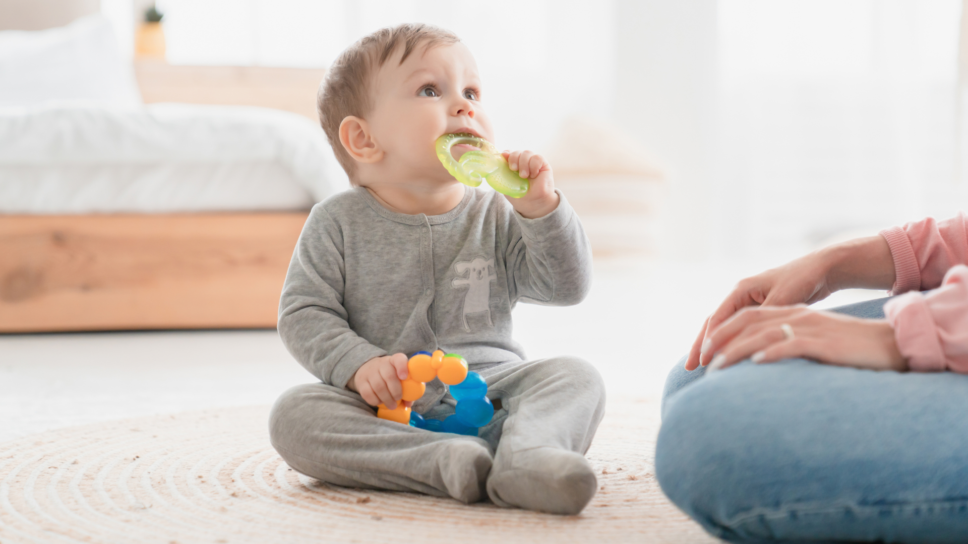 Uma boa solução para aliviar a coceira e a dor na gengiva do bebê é oferecer mordedores gelados ou com texturas.