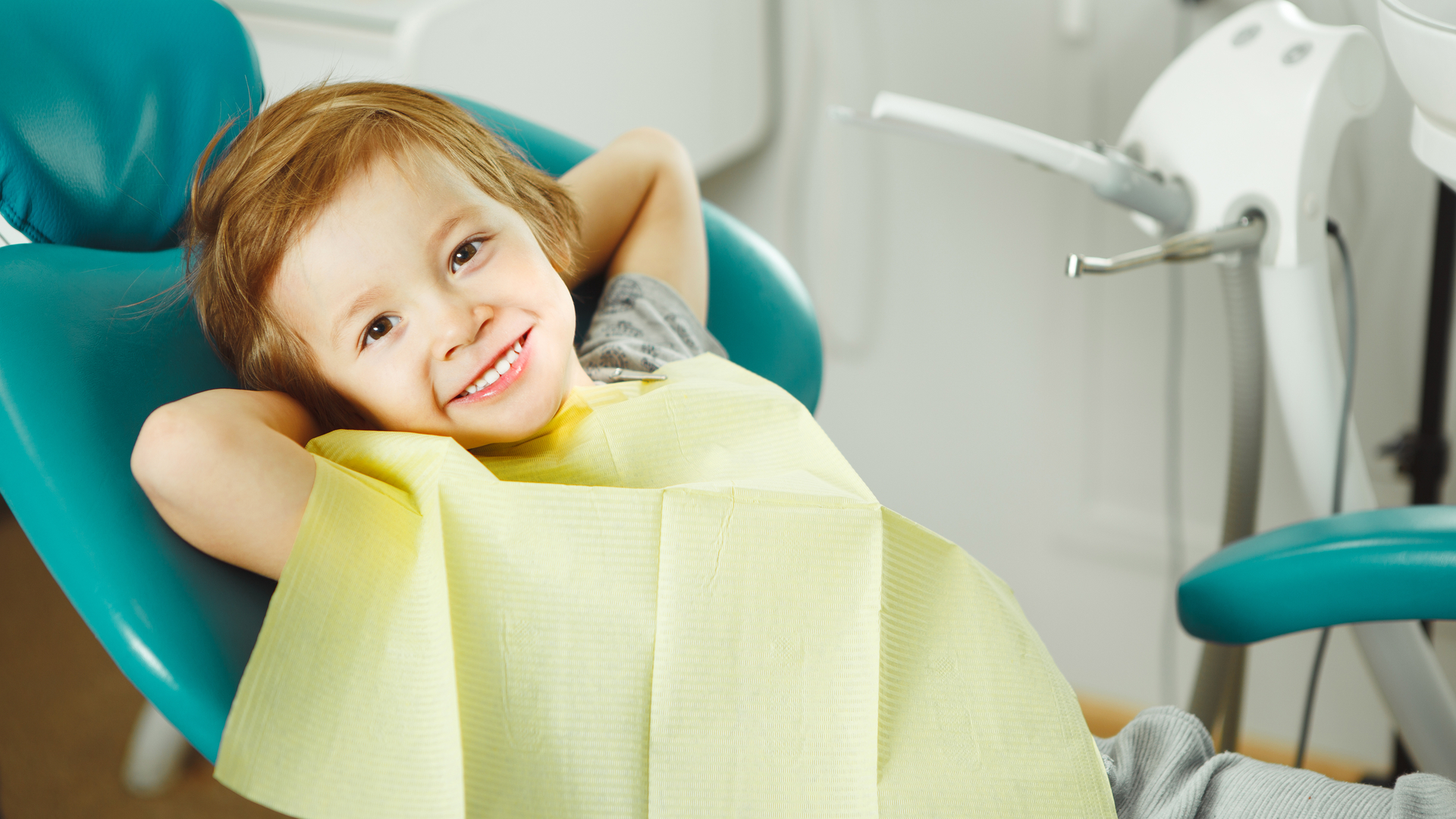 A atuação do dentista é essencial para manter a criança tranquila em uma consulta