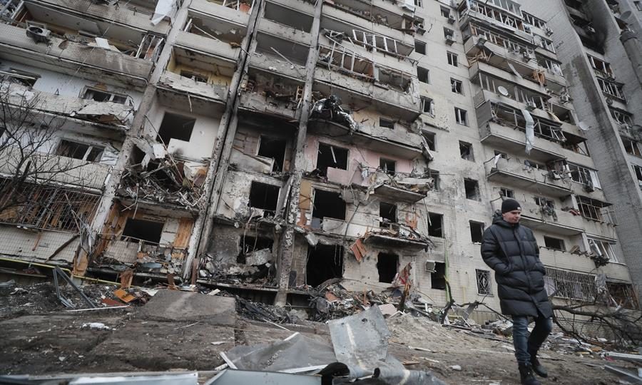 Bombardeio noturno em zona residencial de Kiev, na madrugada de 25 de fevereiro