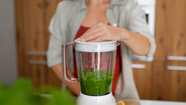 5 receitas de sucos detox para te salvar da ressaca pós-feriado Receitas suco detox