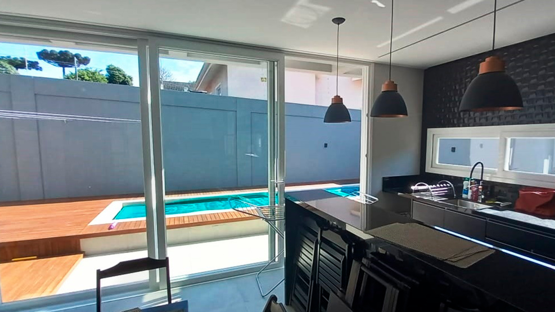 Por serem mais robustas e com melhor acabamento, esquadrias de PVC beneficiam a proteção termoacústica do imóvel, reduzindo ruído e impedindo a entrada de maior umidade.