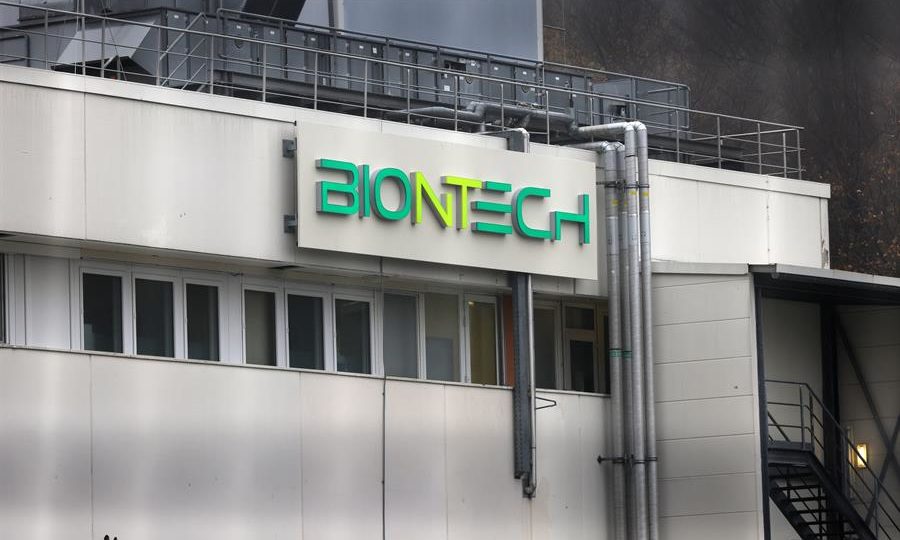 O falso problema do lucro da BioNTech e os dilemas éticos com as vacinas para COVID-19 Vista exterior do edifício da empresa biofarmacêutica BionTech em Marburg, Alemanha, em 12 de novembro de 2020.