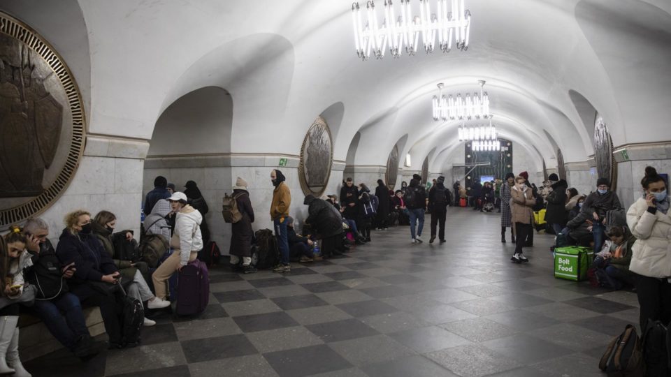 Como a Ucrânia se desfez do seu arsenal nuclear, num acordo que só ela respeitou Moradores de Kiev se concentram em estação do metrô para se proteger do bombardeio das forças russas