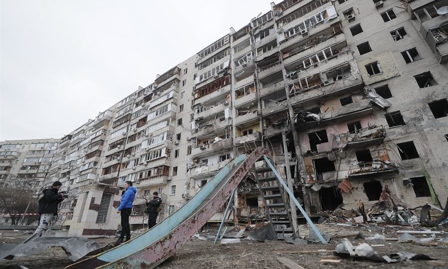 Área residencial em Kiev após bombardeio noturno