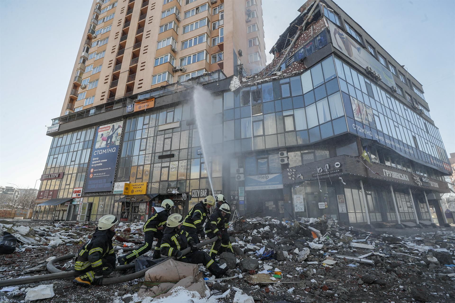 Bombeiros ucranianos apagam fogo em edifício residencial em Kiev
