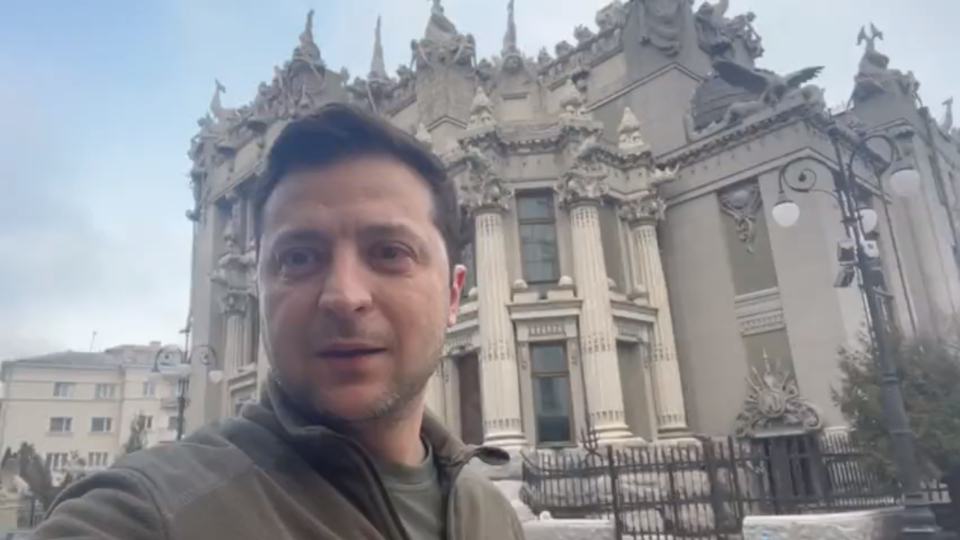 Zelensky postou um vídeo no Twitter, na manhã do sábado, gravado nas ruas de Kiev