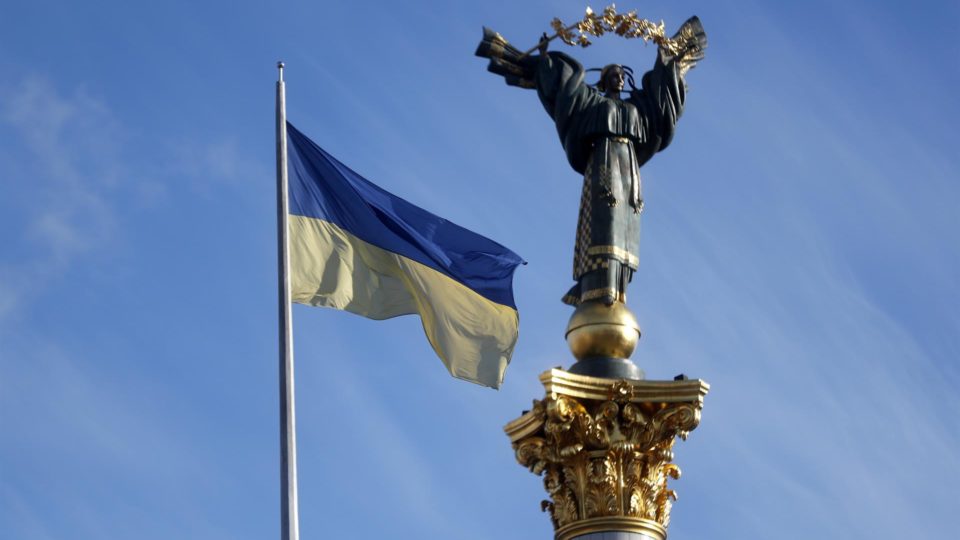 A batalha por Kiev: como a tomada de uma capital decide o rumo de uma guerra Bandeira da Ucrânia ao lado do Monumento à Independência, em Kiev