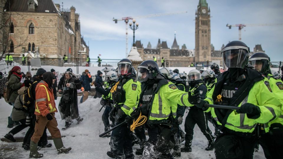 Guerra de percepções Policiais em operação para dispersar manifestantes em Ottawa, capital do Canadá, no último fim de semana