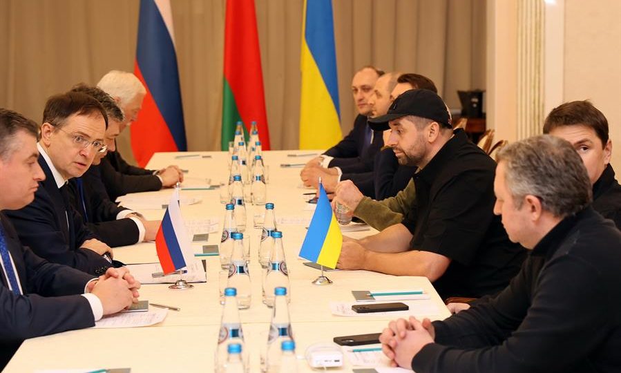 As delegações de Rússia e Ucrânia, durante a primeira reunião, em 28 de janeiro