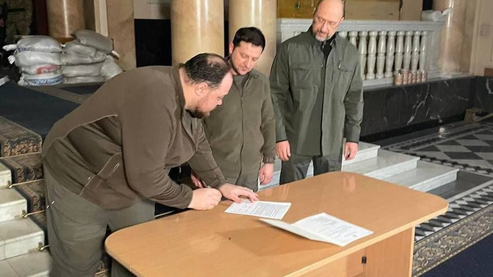 Zelensky assina pedido de entrada da Ucrânia na União Europeia