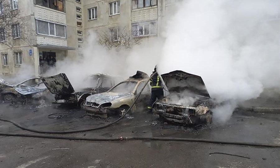 Veículos queimados após bombardeio em uma área residencial em Kharkiv, nesta segunda-feira