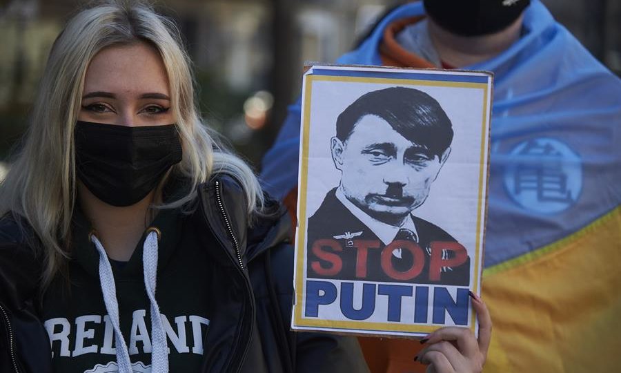 Como Pinochet e Milosevic, Putin pode ser julgado em Haia. Mas — por enquanto — é difícil Jovem carrega cartaz contra Putin durante a manifestação nesta segunda-feira (28) em Pamplona, Espanha.