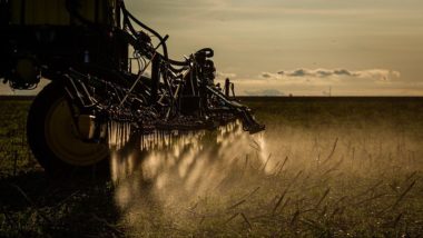 Brasil mantém neutralidade porque tem negócios com Ucrânia e Rússia Aplicação de herbicida, fertilizante, em Chapadão do Céu (GO)