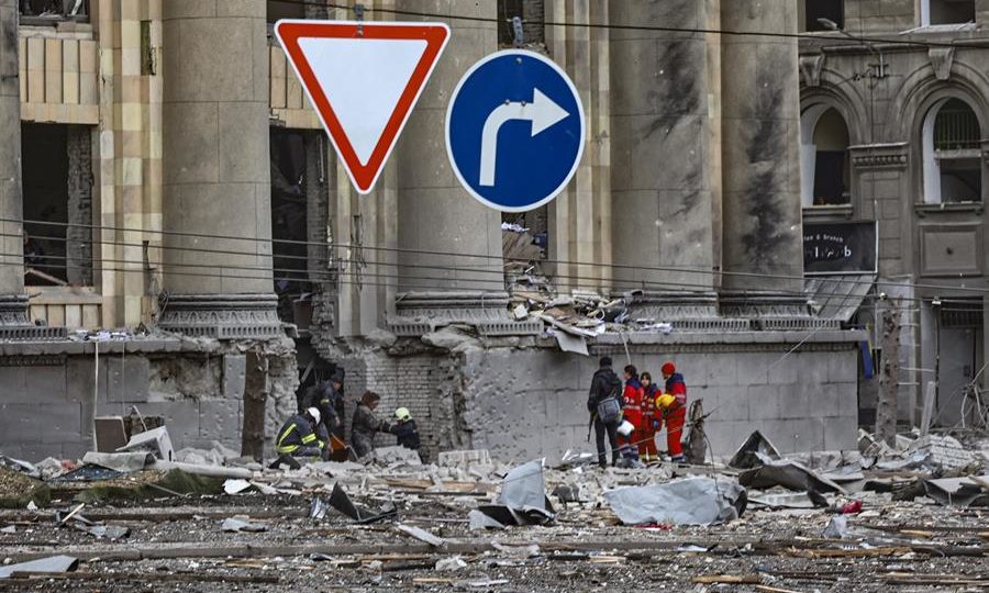 Prédio administrativo atingido por bombardeio no centro de Kharkiv, nesta terça