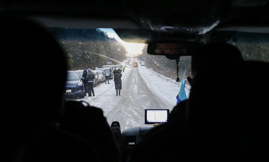 Ucranianos caminham por longos quilômetros, em meio à neve, para fugir da guerra
