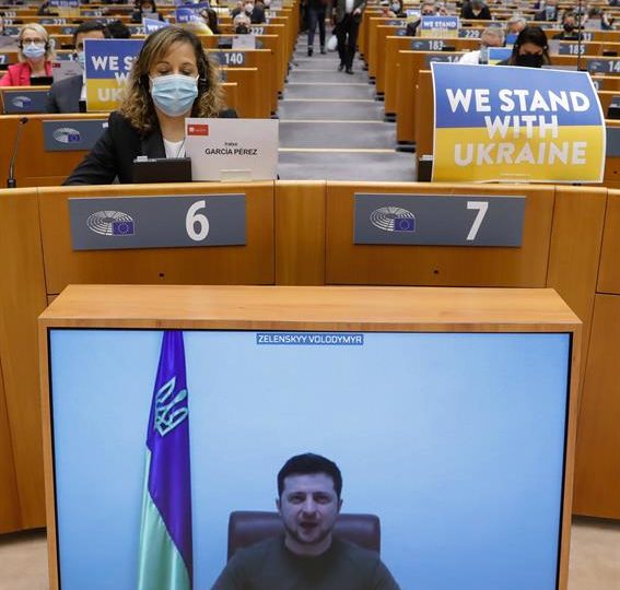 Zelensky fala ao Parlamento Europeu: Metsola defende entrada da Ucrânia na UE O presidente ucraniano, Volodymyr Zelensky, discursa aos membros do Parlamento Europeu por videoconferência, durante sessão plenária extraordinária, realizada em Bruxelas