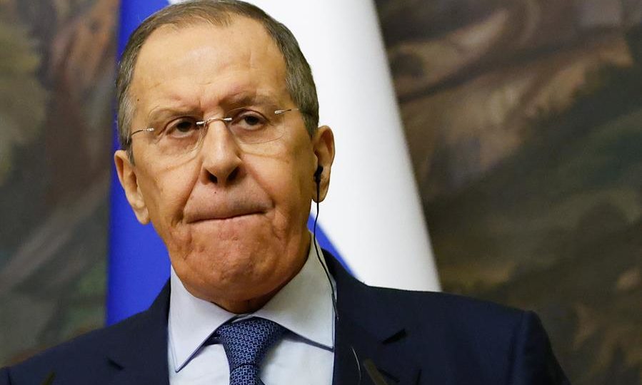 Chanceler russo alega à ONU que objetivo é “desnazificar Ucrânia” O ministro das Relações Exteriores da Rússia, Sergei Lavrov, participa de uma entrevista coletiva conjunta com o ministro das Relações Exteriores da Grécia após suas conversas em Moscou, Rússia, 18 de fevereiro de 2022.