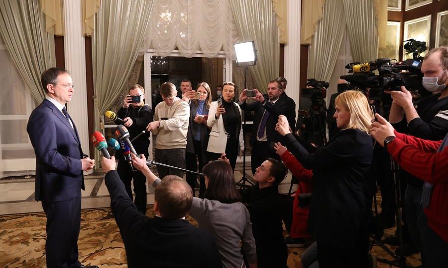 Segunda tentativa de negociação está marcada para esta quarta-feira Assessor presidencial russo Vladimir Medinsky falando com a imprensa depois de participar das negociações entre Rússia e Ucrânia, em Belarus