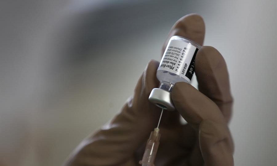 Por que até agora a China não aplica vacinas de mRNA em seus cidadãos Profissional de saúde aplica vacina mRNA da Pfizer na Tailândia: China vai desenvolver a própria vacina de mRNA
