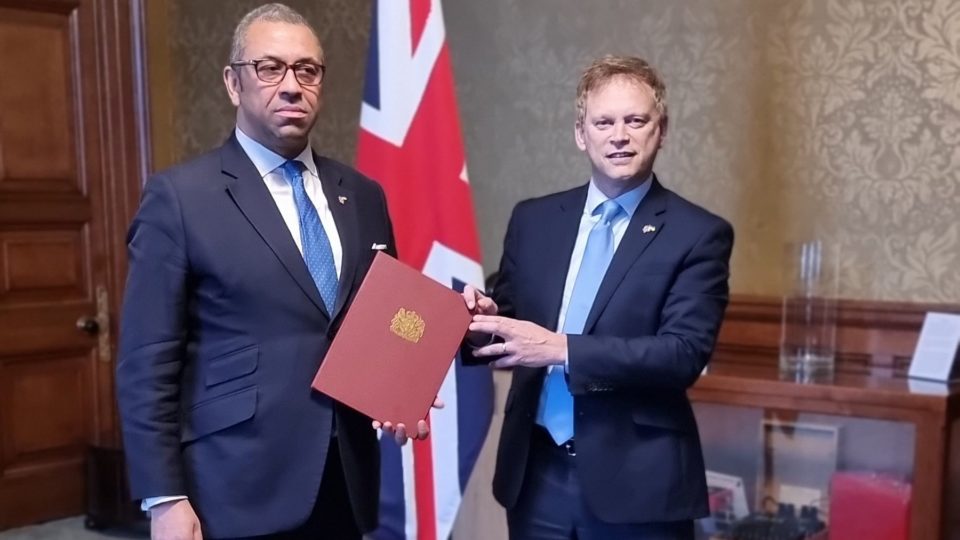 Reino Unido proíbe que barcos russos atraquem nos portos britânicos O secretário dos Transportes, Grant Shapps (à direita), disse que ao impedir que navios de bandeira russa ou de propriedade russa atraquem, o Reino Unido isola ainda mais a Rússia e esmaga suas capacidades econômicas, enfraquecendo a máquina de guerra de Putin.