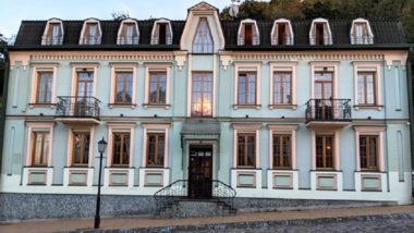 Por segurança, embaixada do Brasil na Ucrânia transfere equipe de Kiev para Lviv O Itamaraty transferiu temporariamente os serviços da embaixada brasileira de Kiev, capital da Ucrânia, para um novo posto de atendimento consular na cidade de Lviv, cidade próxima da fronteira com a Polônia.
