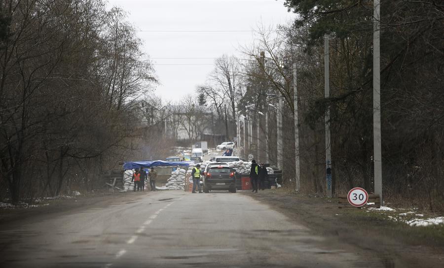 Bloqueios com sacos de areia e peças de concreto são montados para evitar o acesso russo a cidades da Ucrânia; a foto barricadas em Lviv, nesta quarta-feira