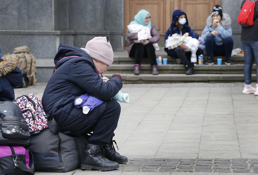 Refugiados na estação de Lviv nesta quarta-feira: milhares de pessoas tentam fugir da Ucrânia para a Polônia e do bombardeio de Kiev