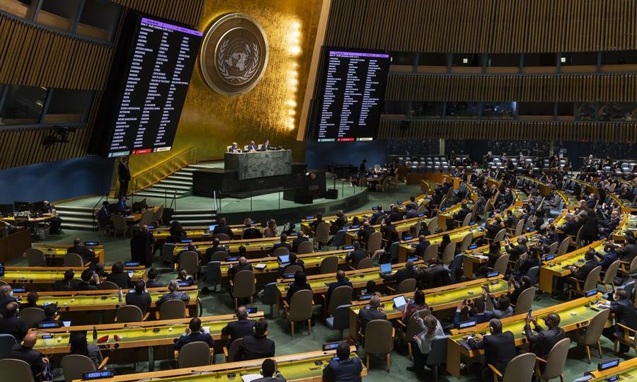 Painéis mostram resultado da votação: resolução recebeu 141 votos a favor, incluindo o do Brasil
